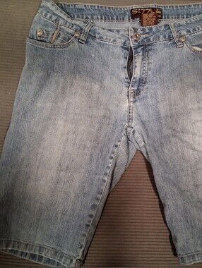 Relaxed Light Wash Women's Denim Shorts - Unbranded